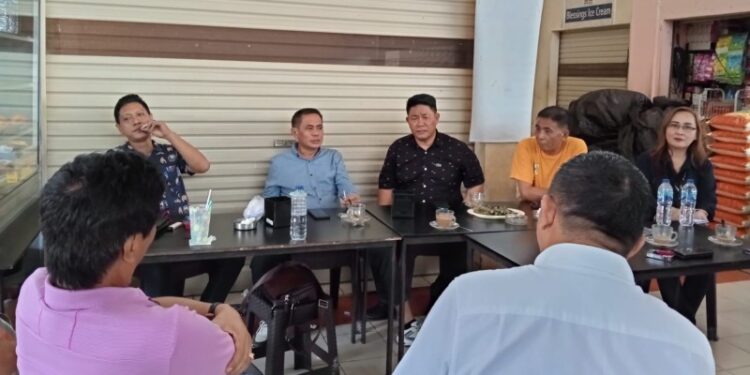 Calon walikota Manado Benny Parasan konsolidasi dengan sejumlah tim pemenangan. (foto barta1)