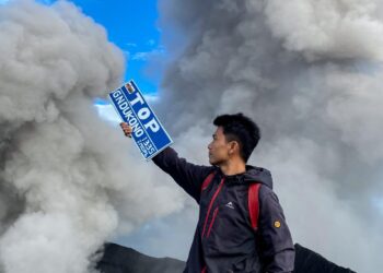 Jerry Christian Kakalang saat berada di Puncak Gunung Dukono. (foto: istimewa)
