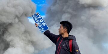 Jerry Christian Kakalang saat berada di Puncak Gunung Dukono. (foto: istimewa)