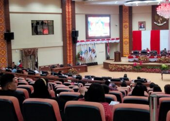 Situasi saat Husein Tuahuns memberikan interupsi. (Foto: meikel/barta)