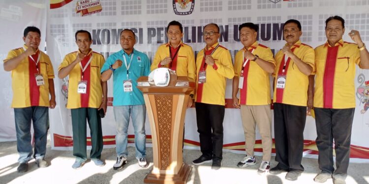 Pasangan Yopi Saraung dan  Adolf S Binilang saat menggelar konferensi pers usai melengkapi berkas pendaftaran Bakal pasangan calon Bupati dan Wakil Bupati Kepulauan Talaud.