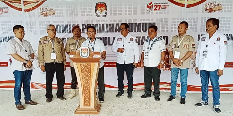 Bakal calon Bupati Kepulauan Talaud, Haroni Mamentiwalo saat menggelar konferensi pers.