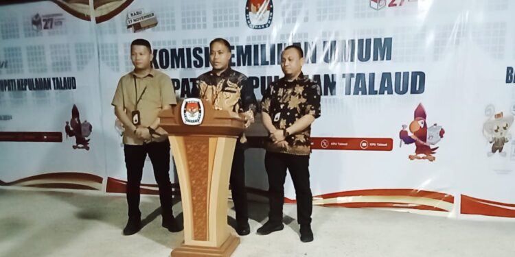 Plh Ketua KPU Talaud Jekman Wauda didampingi oleh 2 komisioner KPU Talaud, Ahmad Faisal Tahir dan Budirman saat melakukan konferensi pers.