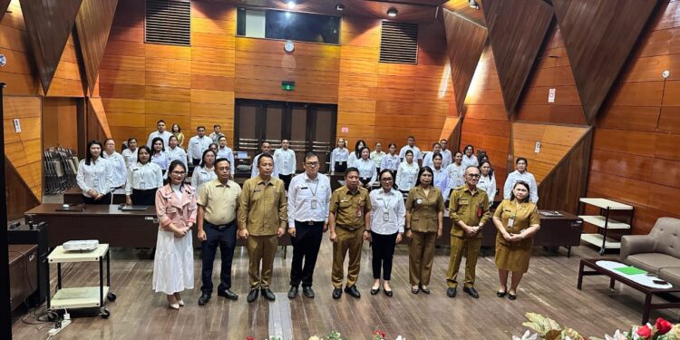 Foto bersama saat pembukaan pelatihan tenaga kesehatan terpadu Kesehatan Jiwa.