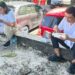 Pasangan Welly Titah dan Anisa Gretsya Bambungan sedang makan makanan kardus sambil duduk melantai (foto istimewa).