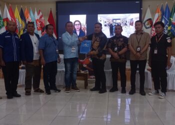 Penyerahan dokumen perbaikan pendaftaran oleh pasangan Tammy - Jo kepada komisioner KPU Talaud.