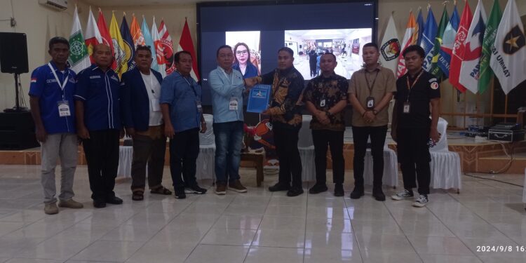 Penyerahan dokumen perbaikan pendaftaran oleh pasangan Tammy - Jo kepada komisioner KPU Talaud.