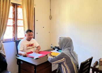 Ketua Panwaslu Tuminting, Fandy Lahinda saat menjalankan tugas di ruang kerjanya. (Foto: istimewa)