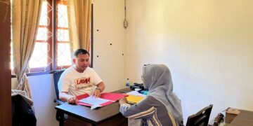 Ketua Panwaslu Tuminting, Fandy Lahinda saat menjalankan tugas di ruang kerjanya. (Foto: istimewa)