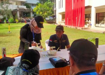 Akademis Perempuan saat ujian mengoperasikan Drone. (Foto: meikel/barta)