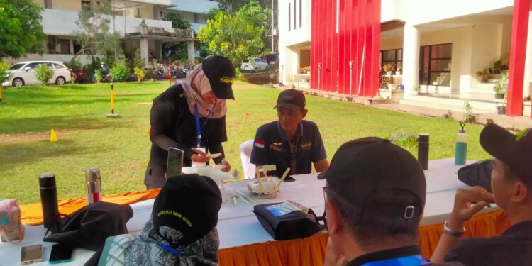 Akademis Perempuan saat ujian mengoperasikan Drone. (Foto: meikel/barta)