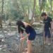Proses penanaman 100 bibit Mangrove. (Foto: meikel/barta)