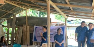 Kunjungan PIM Polimdo ke pengusaha Mebel di Desa Touliang Oki. (Foto: istimewa)