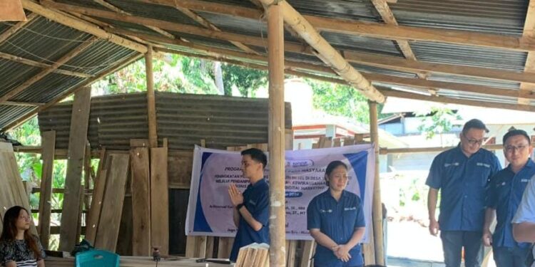 Kunjungan PIM Polimdo ke pengusaha Mebel di Desa Touliang Oki. (Foto: istimewa)