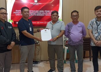 Penyerahan hasil penelitian dokumen administrasi calon dari KPU ke salah satu tim LO. (foto: KPU Manado)