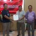 Penyerahan hasil penelitian dokumen administrasi calon dari KPU ke salah satu tim LO. (foto: KPU Manado)