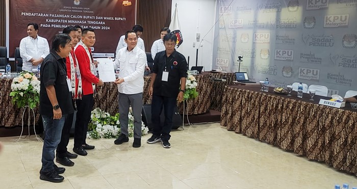 Ronald Kandoli-Fredy Tuda menyerahkan dokumen pendaftaran di KPU Minahasa Tenggara.
