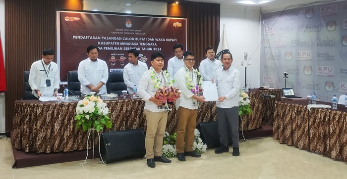 Pasangan Royke Tambayong dan Royke Pelleng datang mendaftar berikutnya di KPU Mitra. 