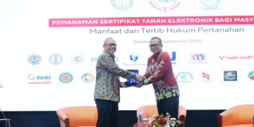 Sekjen Kementerian ATR/BPN, Suyus Windayana saat memberikan cendera mata kepada salah satu peserta. (Foto; istimewa)