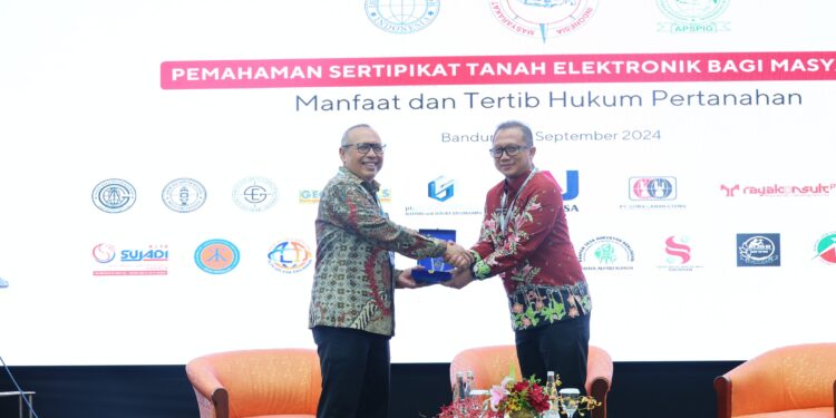 Sekjen Kementerian ATR/BPN, Suyus Windayana saat memberikan cendera mata kepada salah satu peserta. (Foto; istimewa)