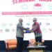 Sekjen Kementerian ATR/BPN, Suyus Windayana saat memberikan cendera mata kepada salah satu peserta. (Foto; istimewa)