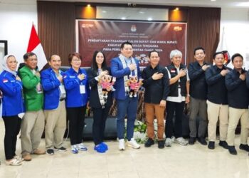 Stenly Tjanggulung dan Chelsea Kandou, pasangan calon yang daftar pertama di KPU Minahasa Tenggara. (foto-foto: KPU Mitra)