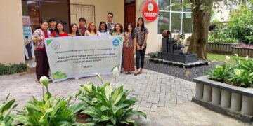 Tim PPM-M Polimdo pada taman yang sudah ditata (Foto: istimewa)