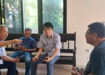 TIM Pim Polimdo saat melakukan pendampingan pembuatan google maps kepada UMKM. (Foto: meikel/barta)