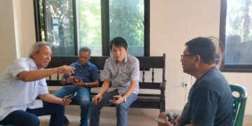 TIM Pim Polimdo saat melakukan pendampingan pembuatan google maps kepada UMKM. (Foto: meikel/barta)