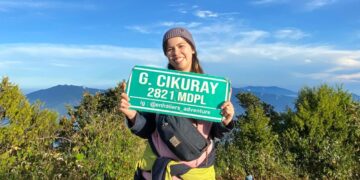 Virginia Veronica Gerungan saat berada di Puncak Cikuray. (Foto: istimewa)