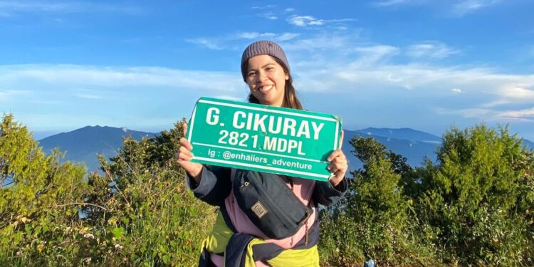 Virginia Veronica Gerungan saat berada di Puncak Cikuray. (Foto: istimewa)