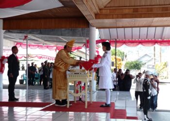 Foto: Penjabat Bupati Kepulauan Sangihe, Albert Huppy Wounde, bertindak sebagai Inspektur Upacara. (Dok. Istimewa)
