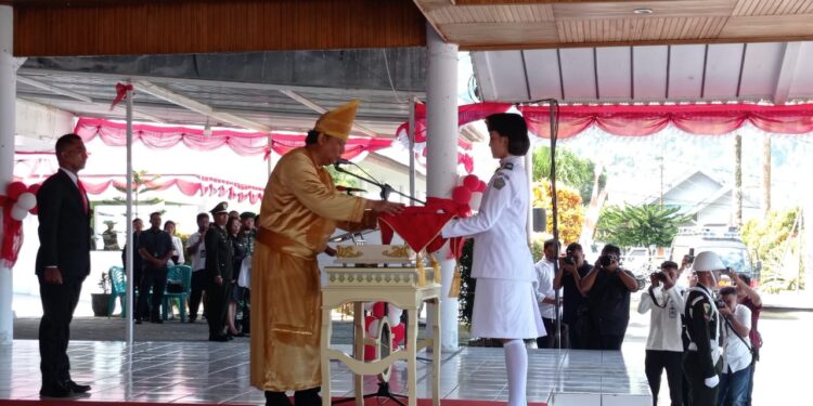 Foto: Penjabat Bupati Kepulauan Sangihe, Albert Huppy Wounde, bertindak sebagai Inspektur Upacara. (Dok. Istimewa)