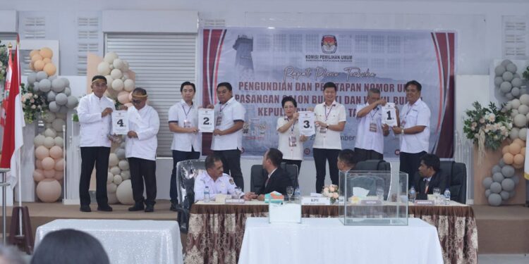 Foto: Empat Paslon Saat Mencabut Nomor Urut di Aula KPU Sangihe. (Dok. Istimewa)