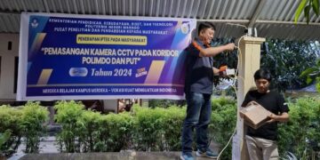 Tim PIM saat melakukan pemasangan CCTV di Koridor Polimdo. (Foto: sitimewa)