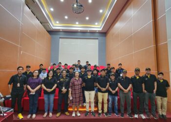 Direktur Polimdo, Dra Mareyke Alelo, MBA bersama 30 peserta pelatihan dan sertifikasi Drone Politeknik se-Indonesia. (Foto: meikel/barta).