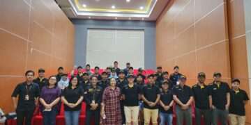 Direktur Polimdo, Dra Mareyke Alelo, MBA bersama 30 peserta pelatihan dan sertifikasi Drone Politeknik se-Indonesia. (Foto: meikel/barta).