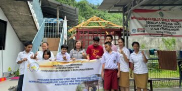 Tim PPIM Polimdo bersama siswa dan guru SLB Kreasi Mandiri. (Foto: istimewa)