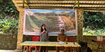 Wakil Direktur Bidang Akademik Polimdo, Dr Ir Tineke Saroinsong SST MEng didampingi Hukum Tua Desa Talawaan saat memberikan sosialisasi terkait PLTH. (foto: istimewa)
