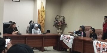 Agustine Lombone saat menyampaikan aspirasi kepada DPRD Sulut Fraksi PDI Perjuangan. (Foto: meikel/barta)