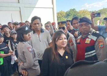 Anggota DPRD Sulut, Pricylia Elviera Rondo saat temuai massa AMARA Sulut. (Foto: meikel/barta)