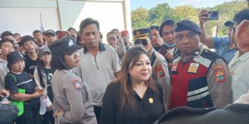 Anggota DPRD Sulut, Pricylia Elviera Rondo saat temuai massa AMARA Sulut. (Foto: meikel/barta)