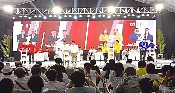 Empat paslon menyampaikan gagasan dan visi misi masing-masing dalam debat publik pertama Pilkada Mitra. (foto-foto: KPU Mitra)