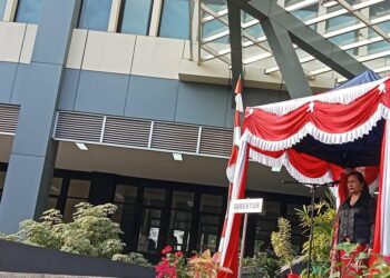 Direktur Polimdo, Dra Mareyke Alelo MBA saat memimpin upacara HSP 2024. (foto: meikel/barta)