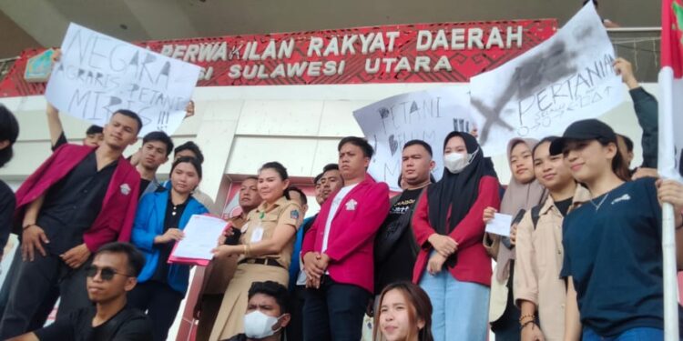 Massa akasi BEM Nusantara bersama Mahasiswa asal Bolaang Mongondow Raya (BMR) diterima Kasubag Perundang-Undangan dan Penyerapan Aspirasi masyarakat Sekretariat DPRD Provinsi Sulut, Fabiola Sumampouw, SH, MSi. (Foto: meikel/barta)