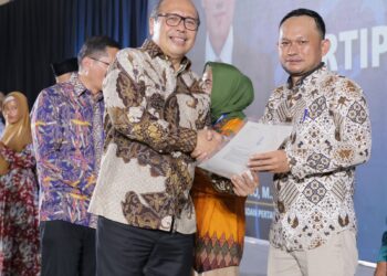 Caption: Petani milenial Sukabumi memperoleh legalitas tanah dari ATR/BPN. (foto: dok ATR/BPN)