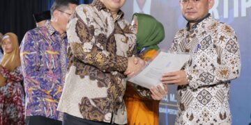 Caption: Petani milenial Sukabumi memperoleh legalitas tanah dari ATR/BPN. (foto: dok ATR/BPN)