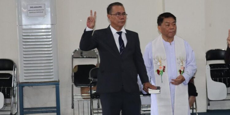 Jacob Teteol S. Makapedua, SE MTDiv saat diambil sumpah Jabatan Wakil Direktur IV Polimdo. (Foto: istimewa)