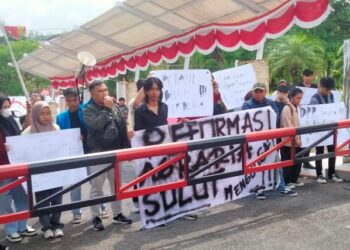 Massa akasi BEM Nusantara dan Mahasiswa BMR di depan Gedung DPRD Sulut. (Foto: meikel/barta)