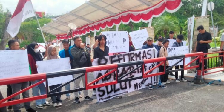 Massa akasi BEM Nusantara dan Mahasiswa BMR di depan Gedung DPRD Sulut. (Foto: meikel/barta)